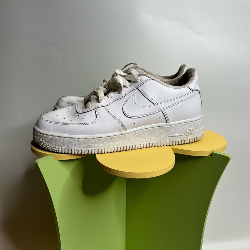 👟 NIKE AIR FORCE ONES - WOMANS SIZE 7 👟